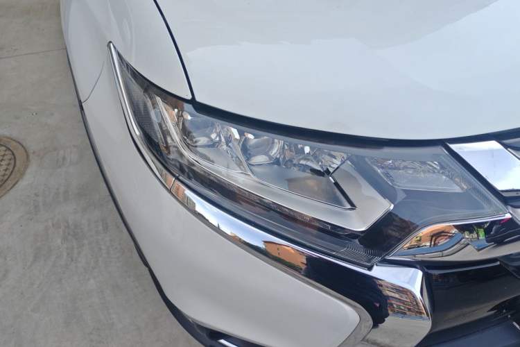Used Mitsubishi Outlander 2018 2.4L 4x4 Elite Edition 5 Seats Right Front Headlight
