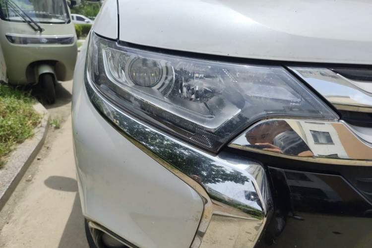 Used Mitsubishi Outlander 2018 2.0L Two-Wheel Drive Glory Edition 5 Seats Right Front Headlight