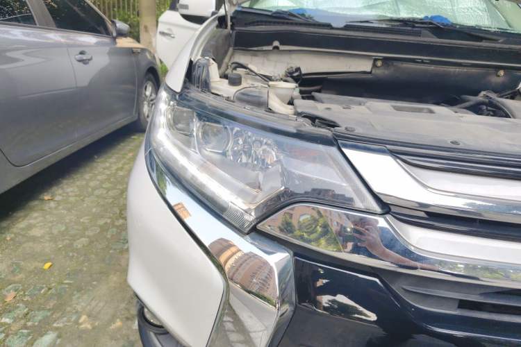 Used Mitsubishi Outlander 2018 2.4L 4x4 Luxury Edition 7-Seater Right Front Headlight