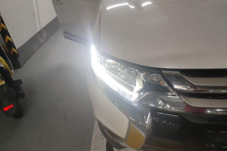 Used Mitsubishi Outlander 2018 2.0L Two-Wheel Drive Glory Edition 5 Seats Right Front Headlight