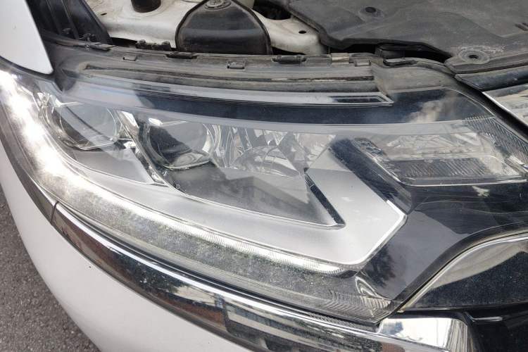Used Mitsubishi Outlander 2018 2.4L 4x4 Luxury Edition 7-Seater Right Front Headlight