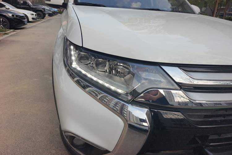 Used Mitsubishi Outlander 2018 2.4L 4x4 Elite Edition 5 Seats Right Front Headlight
