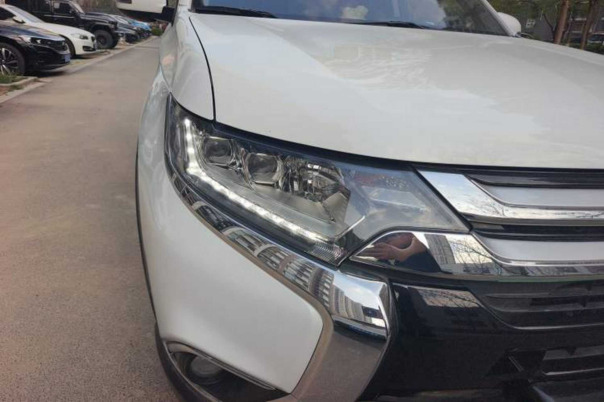 Used Mitsubishi Outlander 2018 2.4L 4x4 Elite Edition 5 Seats Right Front Headlight