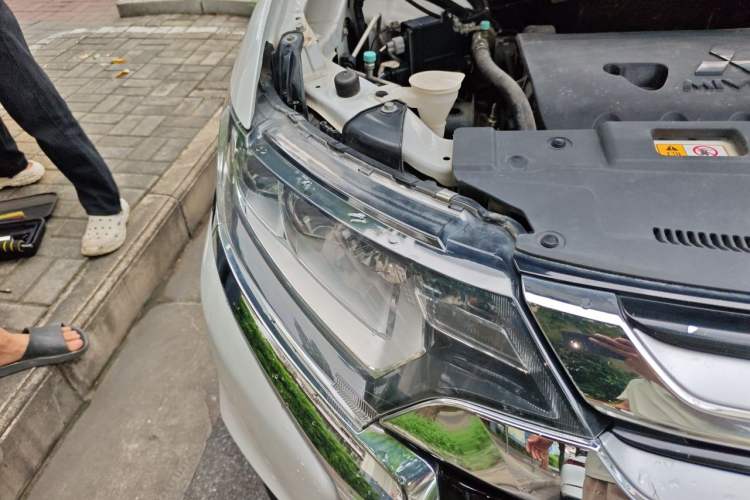 Used Mitsubishi Outlander 2018 2.4L 4x4 Elite Edition 5 Seats Right Front Headlight