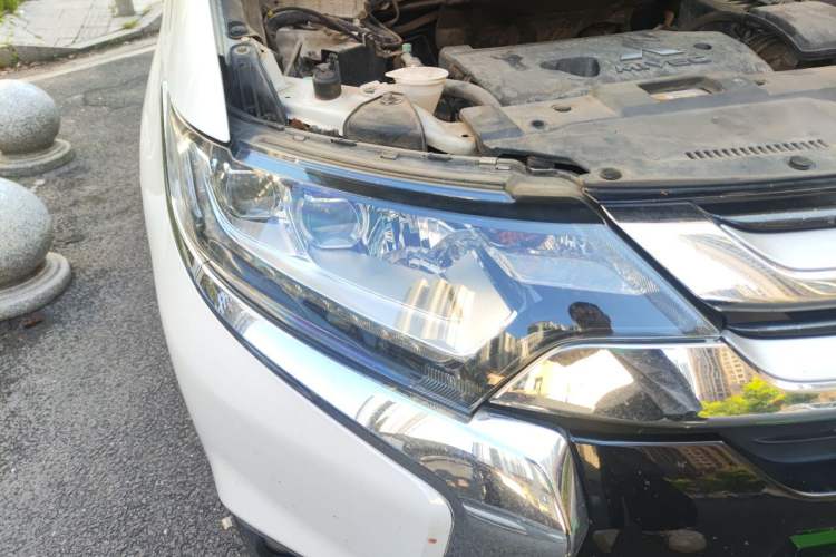 Used Mitsubishi Outlander 2018 2.4L 4x4 Elite Edition 5 Seats Right Front Headlight