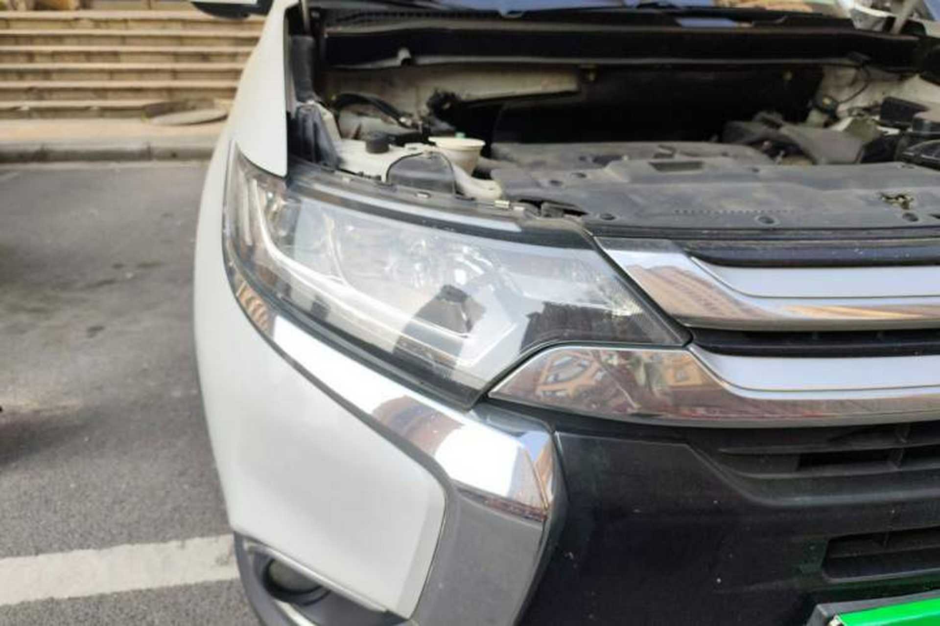 Used Mitsubishi Outlander 2018 2.4L 4x4 Luxury Edition 7-Seater Right Front Headlight