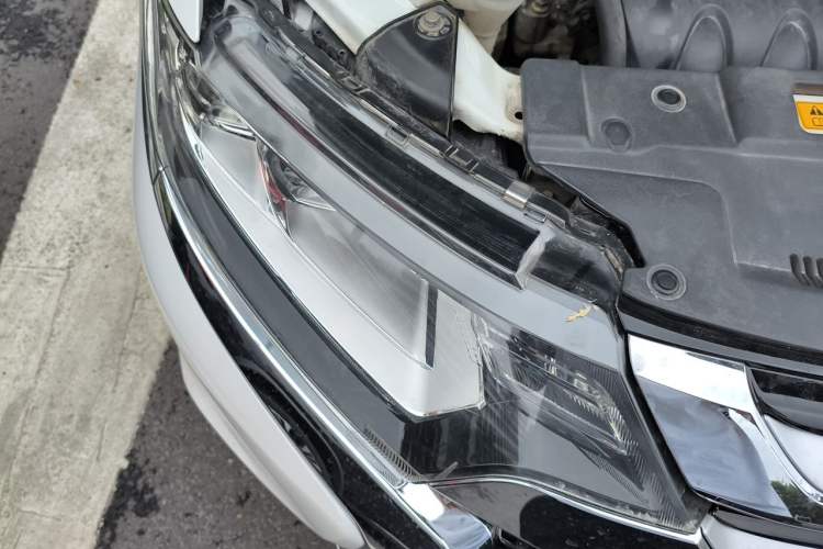 Used Mitsubishi Outlander 2018 2.4L 4x4 Luxury Edition 7-Seater Right Front Headlight