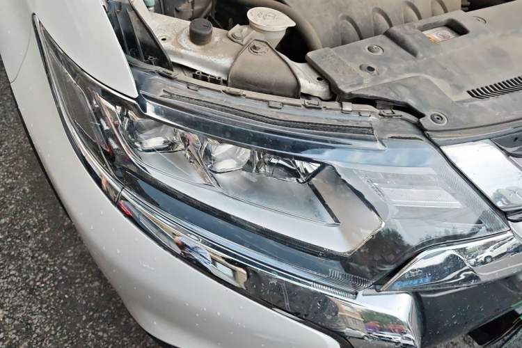 Used Mitsubishi Outlander 2018 2.4L 4x4 Elite Edition 5 Seats Right Front Headlight