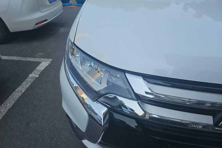 Used Mitsubishi Outlander 2018 2.4L 4x4 Luxury Edition 7-Seater Right Front Headlight