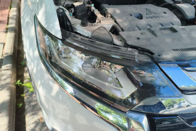 Used Mitsubishi Outlander 2018 2.4L 4x4 Elite Edition 5 Seats Right Front Headlight