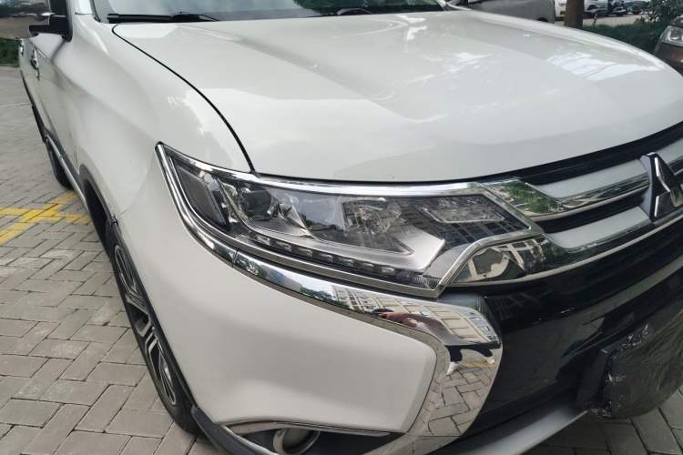 Used Mitsubishi Outlander 2018 2.4L 4x4 Luxury Edition 7-Seater Right Front Headlight