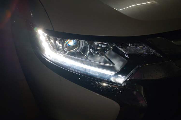 Used Mitsubishi Outlander  Right Front Headlight