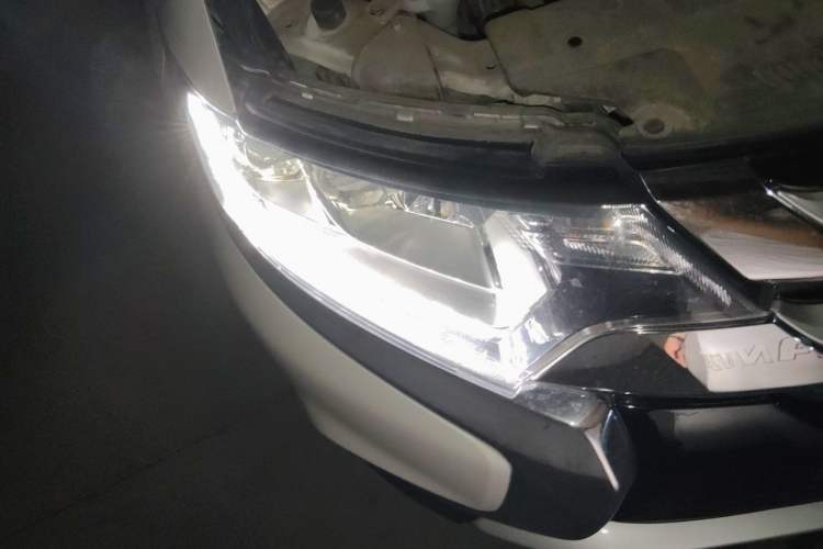 Used Mitsubishi Outlander 2018 2.4L 4x4 Elite Edition 5 Seats Right Front Headlight