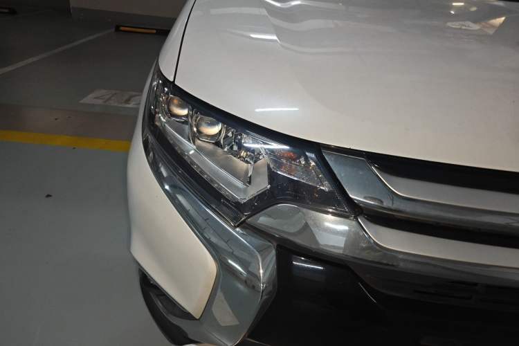 Used Mitsubishi Outlander 2018 2.4L 4x4 Elite Edition 5 Seats Right Front Headlight