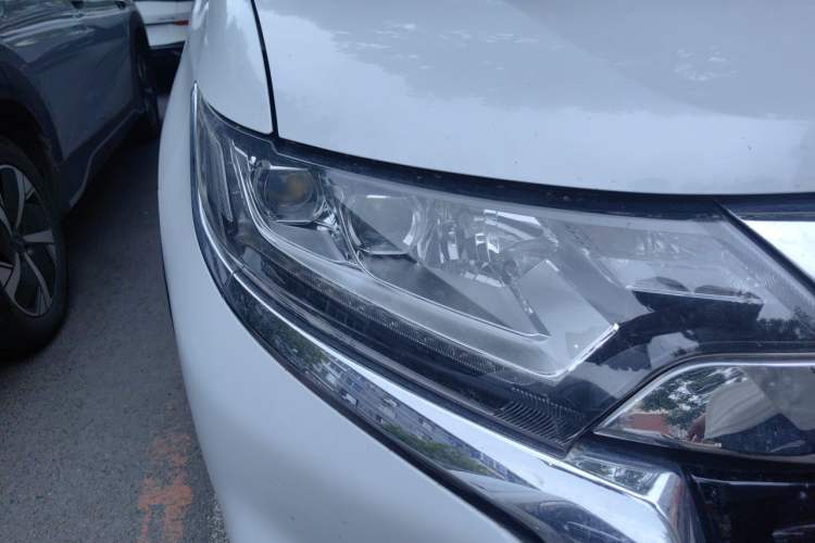 Used Mitsubishi Outlander 2018 2.4L 4x4 Luxury Edition 7-Seater Right Front Headlight