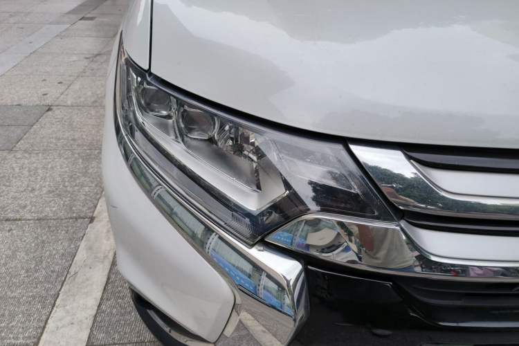 Used Mitsubishi Outlander 2018 2.4L 4x4 Elite Edition 5 Seats Right Front Headlight