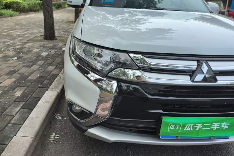 Used Mitsubishi Outlander 2018 2.0L Two-Wheel Drive Glory Edition 5 Seats Right Front Headlight