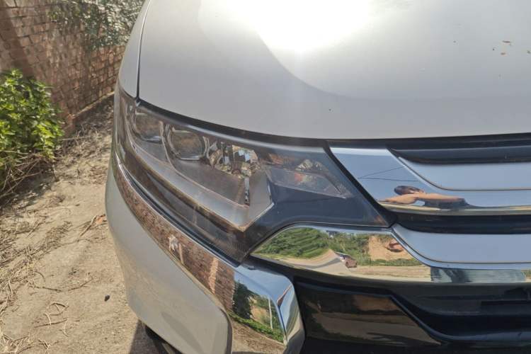 Used Mitsubishi Outlander 2018 2.4L 4x4 Elite Edition 5 Seats Right Front Headlight