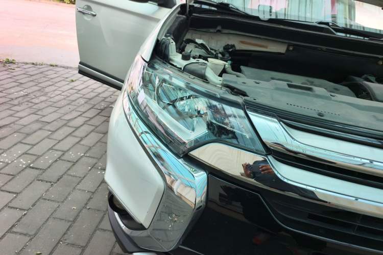 Used Mitsubishi Outlander 2018 2.4L 4x4 Elite Edition 5 Seats Right Front Headlight
