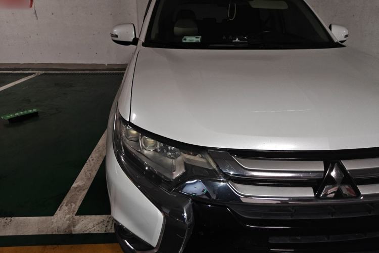 Used Mitsubishi Outlander 2018 2.4L 4x4 Elite Edition 5 Seats Right Front Headlight