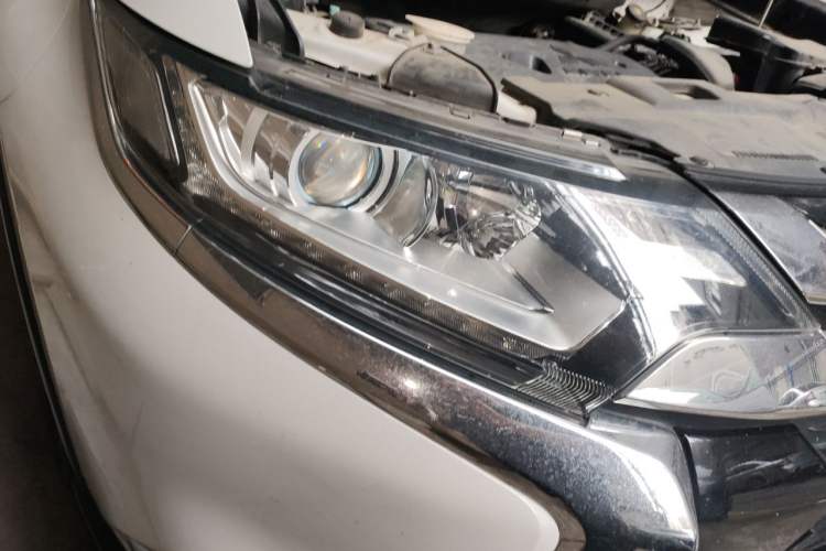 Used Mitsubishi Outlander 2018 2.0L Two-Wheel Drive Glory Edition 5 Seats Right Front Headlight