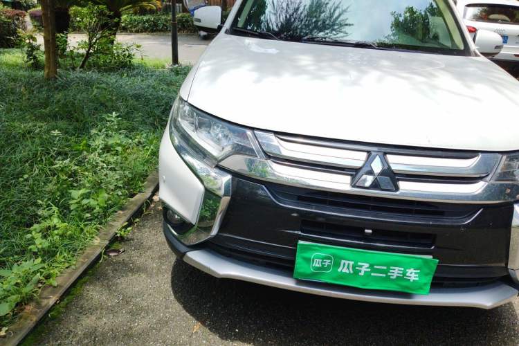 Used Mitsubishi Outlander 2018 2.4L 4x4 Luxury Edition 7-Seater Right Front Headlight