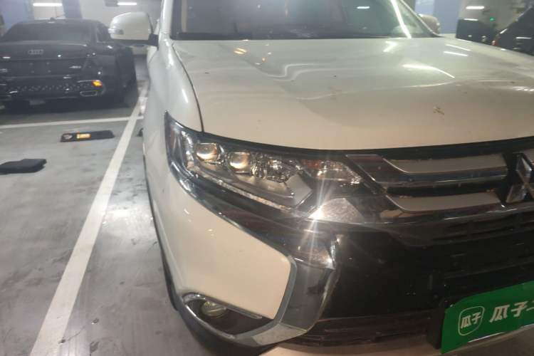 Used Mitsubishi Outlander 2018 2.4L 4x4 Elite Edition 5 Seats Right Front Headlight