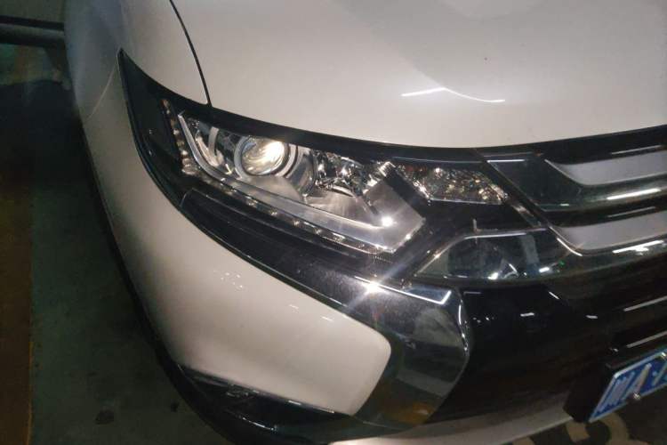 Used Mitsubishi Outlander 2018 2.0L Two-Wheel Drive Glory Edition 5 Seats Right Front Headlight