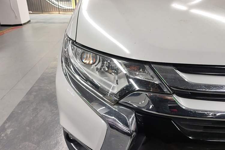 Used Mitsubishi Outlander 2018 2.0L Two-Wheel Drive Glory Edition 5 Seats Right Front Headlight