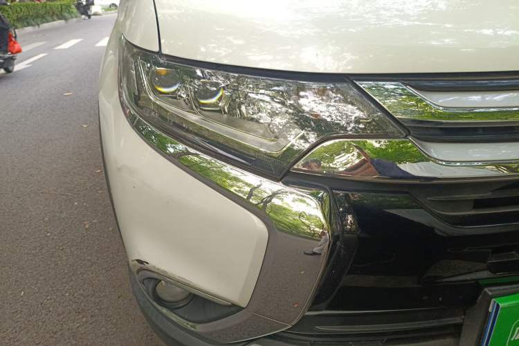 Used Mitsubishi Outlander 2018 2.4L 4x4 Elite Edition 5 Seats Right Front Headlight