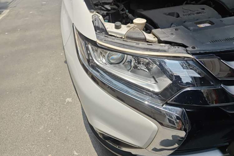 Used Mitsubishi Outlander 2018 2.0L Two-Wheel Drive Glory Edition 5 Seats Right Front Headlight