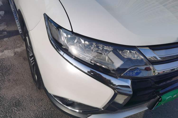 Used Mitsubishi Outlander 2018 2.4L 4x4 Luxury Edition 7-Seater Right Front Headlight