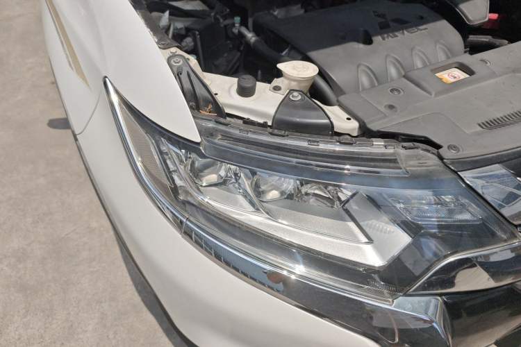 Used Mitsubishi Outlander 2018 2.4L 4x4 Luxury Edition 7-Seater Right Front Headlight
