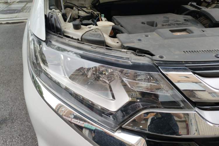 Used Mitsubishi Outlander 2018 2.4L 4x4 Luxury Edition 7-Seater Right Front Headlight