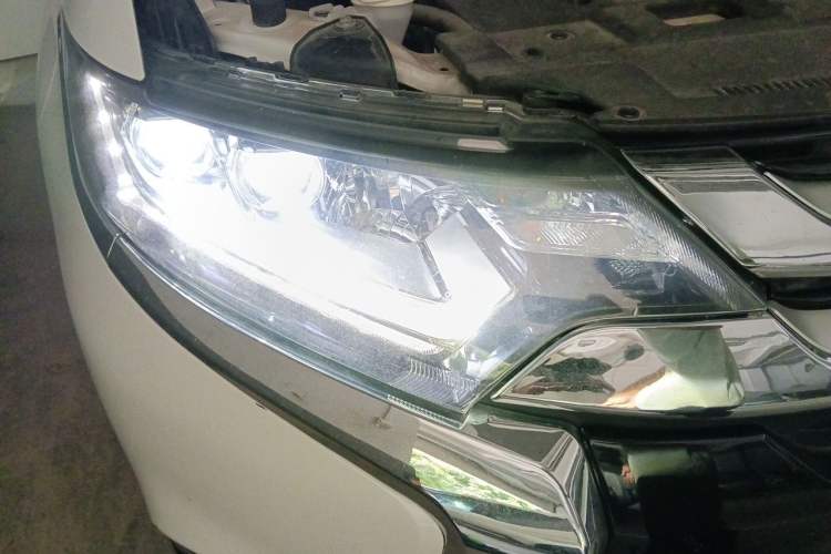Used Mitsubishi Outlander 2018 2.4L 4x4 Elite Edition 5 Seats Right Front Headlight