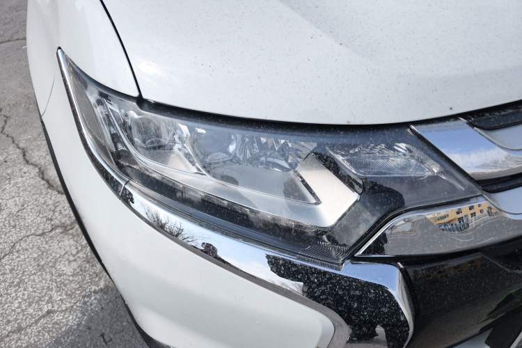 Used Mitsubishi Outlander 2018 2.4L 4x4 Elite Edition 5 Seats Right Front Headlight