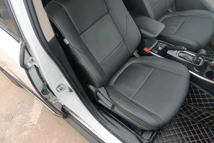 Used Mitsubishi Outlander 2018 2.0L Two-Wheel Drive Glory Edition 5 Seats Right Front Seat