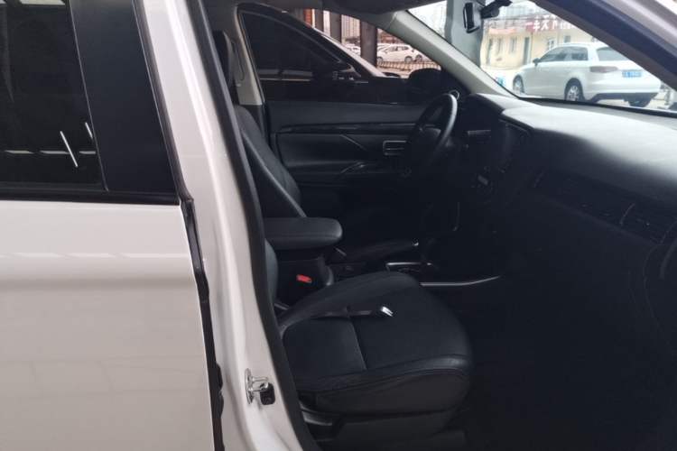 Used Mitsubishi Outlander 2018 2.0L Two-Wheel Drive Glory Edition 5 Seats Right Front Seat