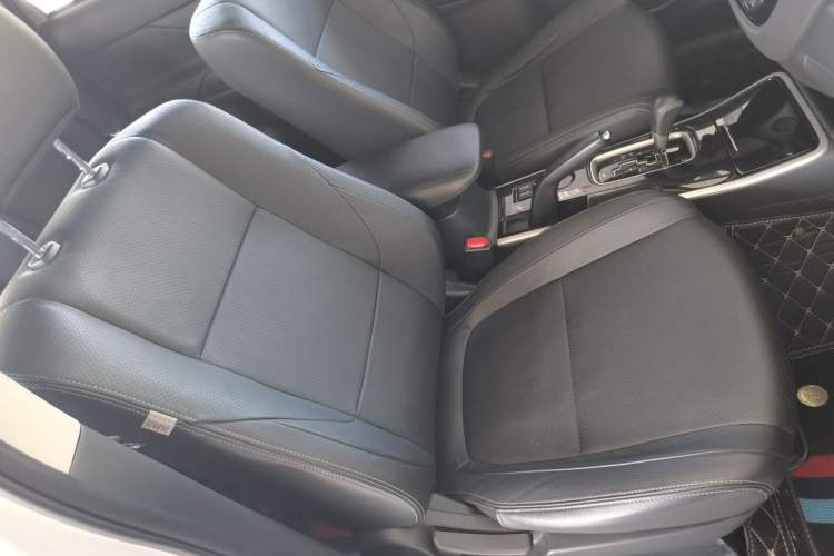 Used Mitsubishi Outlander 2018 2.0L Two-Wheel Drive Glory Edition 5 Seats Right Front Seat