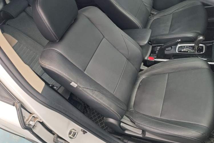 Used Mitsubishi Outlander 2018 2.0L Two-Wheel Drive Glory Edition 5 Seats Right Front Seat