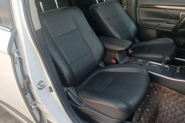 Used Mitsubishi Outlander 2018 2.4L 4x4 Elite Edition 5 Seats Right Front Seat