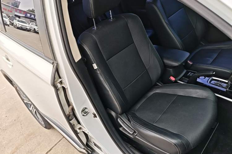 Used Mitsubishi Outlander 2018 2.0L Two-Wheel Drive Glory Edition 5 Seats Right Front Seat