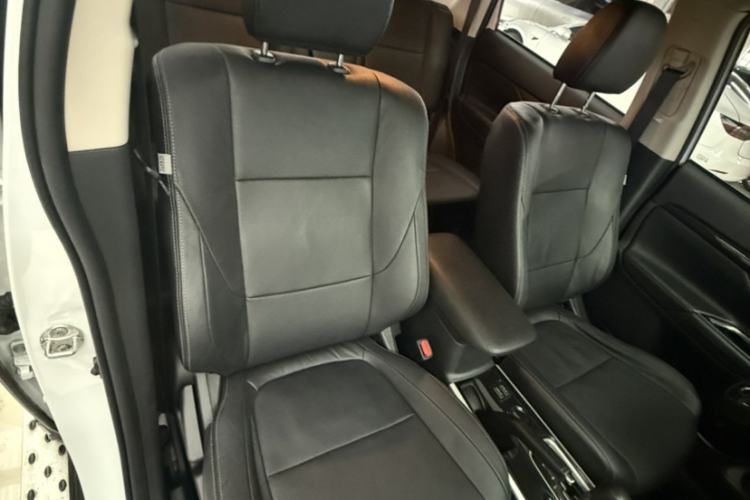 Used Mitsubishi Outlander 2018 2.0L Two-Wheel Drive Glory Edition 5 Seats Right Front Seat