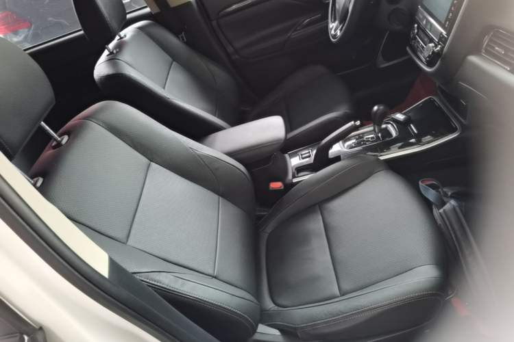 Used Mitsubishi Outlander 2018 2.0L Two-Wheel Drive Glory Edition 5 Seats Right Front Seat