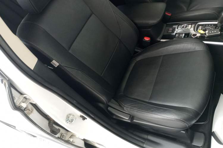 Used Mitsubishi Outlander 2018 2.4L 4x4 Elite Edition 5 Seats Right Front Seat