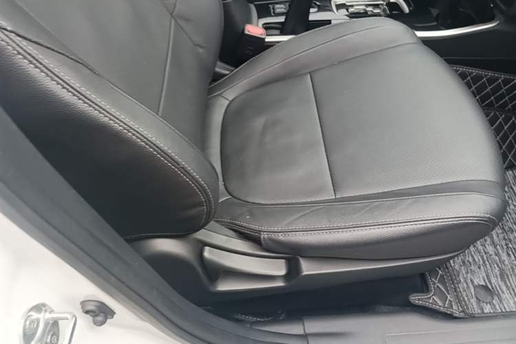 Used Mitsubishi Outlander 2018 2.0L Two-Wheel-Drive Jiale Edition 7-Seater Right Front Seat