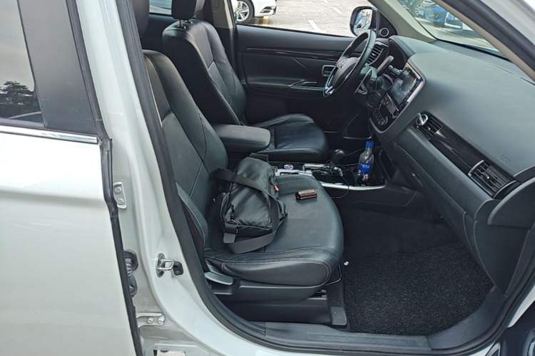 Used Mitsubishi Outlander 2018 2.4L 4x4 Elite Edition 5 Seats Right Front Seat