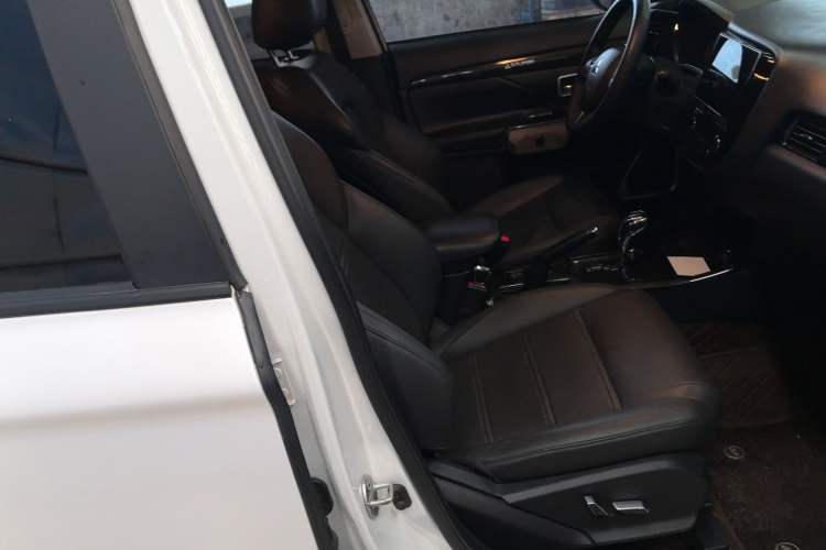 Used Mitsubishi Outlander 2018 2.0L Two-Wheel Drive Glory Edition 5 Seats Right Front Seat