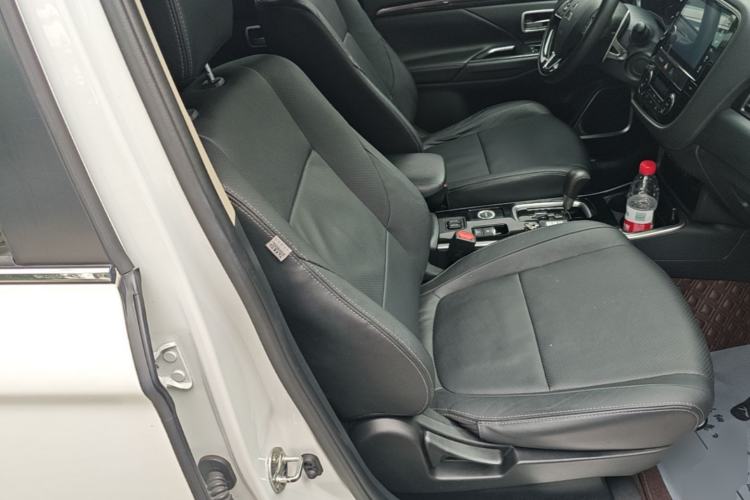 Used Mitsubishi Outlander 2018 2.4L 4x4 Elite Edition 5 Seats Right Front Seat