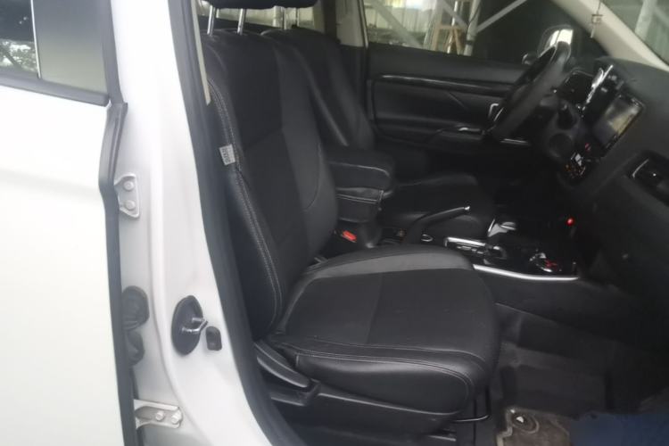 Used Mitsubishi Outlander 2018 2.0L Two-Wheel Drive Glory Edition 5 Seats Right Front Seat